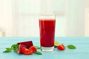 Cam masa üzerinde taze sebze güler yüzlü