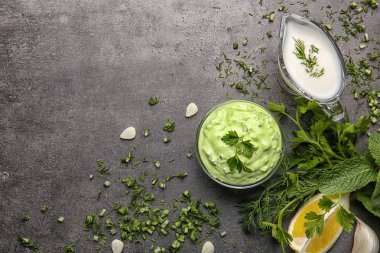 Koyu arka plan üzerinde malzemelerle dishware lezzetli yoğurt soslar