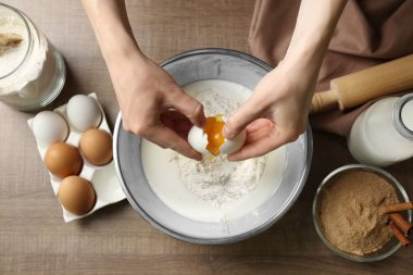 Tarçın için hamur yapma kadın mutfakta rulo