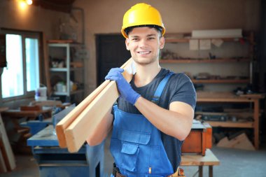 Yakışıklı genç marangoz