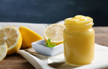 Ahşap masa üzerinde lezzetli limon lor ile Cam Kavanoz