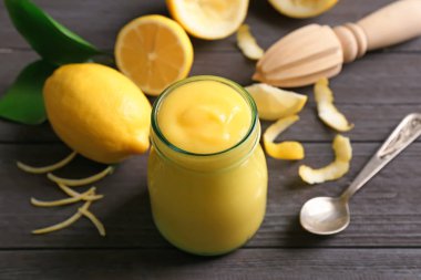 Ahşap masa üzerinde cam kavanoza lezzetli limon lor ile kompozisyon