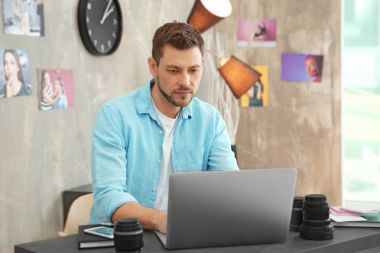 fotoğrafçı laptop ile çalışma 