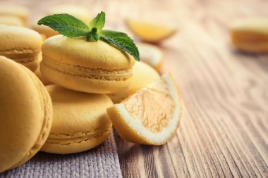 Lezzetli limon macarons ahşap masa, closeup üzerinde