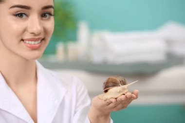 Dev Achatina salyangoz ile genç güzellik uzmanı 