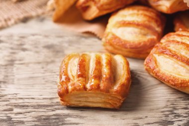 Ahşap masa üzerinde lezzetli hamur işleri