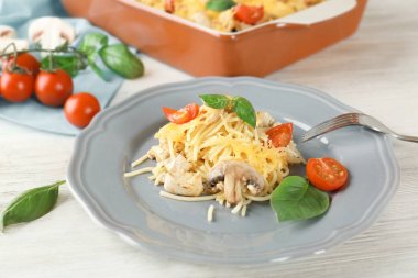 Kavrulmuş Türkiye üzerinde ahşap masa lazanya lezzetli ile plaka