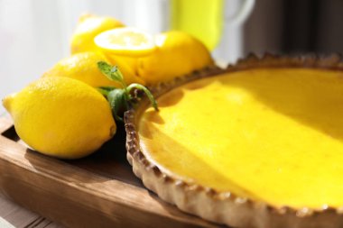 Lezzetli limon lor pasta, closeup ile ahşap tepsi