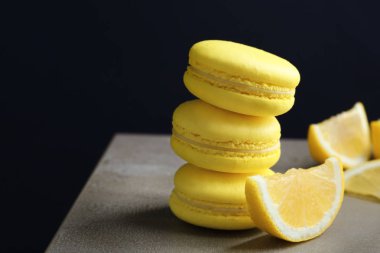 Lezzetli limon macarons koyu arka plan, closeup karşı masada