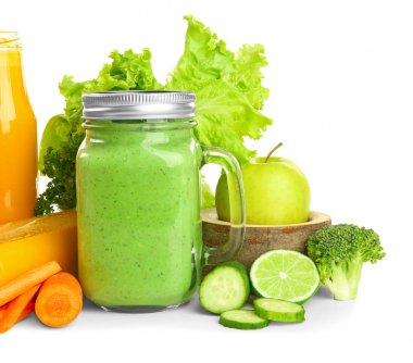 Meyve ve sebze beyaz zemin üzerine taze smoothies