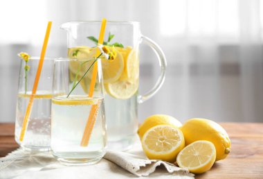 Sürahi ve bardak limon suyu yenileme ile