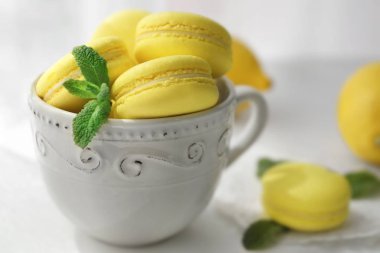 Fincan lezzetli limon macarons masada, closeup ile