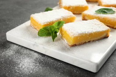 Kesme tahtası üzerinde lezzetli limonlu pasta