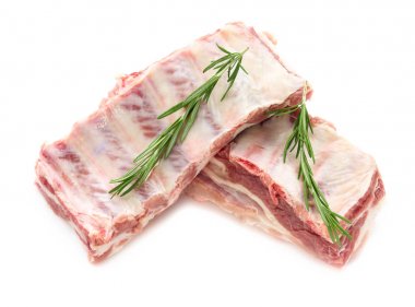 Beyaz izole rosemary ile ham kaburga