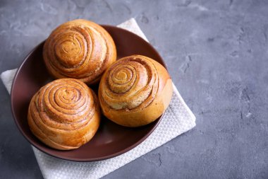 Mutfak masasının üstünde nefis tarçın kahverengi yuvarlak plaka rulo