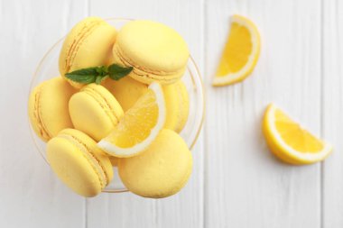 Cam kase lezzetli limon macarons Beyaz ahşap tablo ile