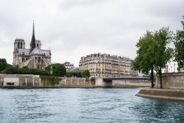 Vintage ve eski nehir şehirde güzel manzara