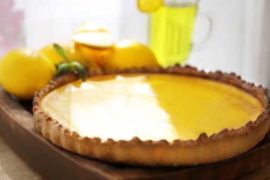 Lezzetli limon lor pasta masada, closeup ile ahşap tepsi