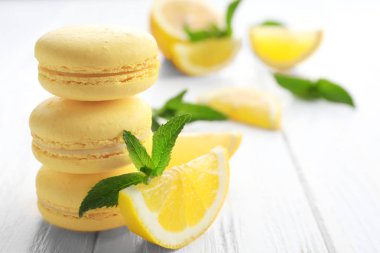 Lezzetli limon macarons closeup beyaz tahta masada