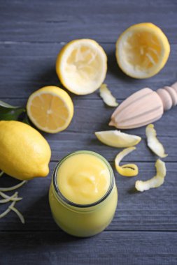 Ahşap masa üzerinde cam kavanoza lezzetli limon lor ile kompozisyon
