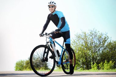 Sportif bisikletçi binicilik bisiklet