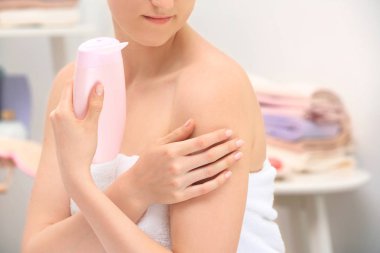 kadın kozmetik ürün şişe 