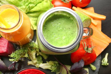 Taze smoothies ve sebze masada