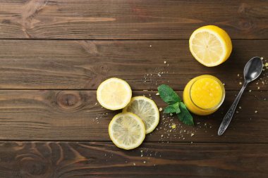 Bodur, kaşık limon ve nane ile Cam Kavanoz 