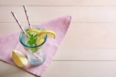 Cam canlandırıcı limon suyu
