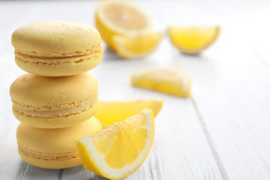 Lezzetli limon macarons closeup beyaz tahta masada