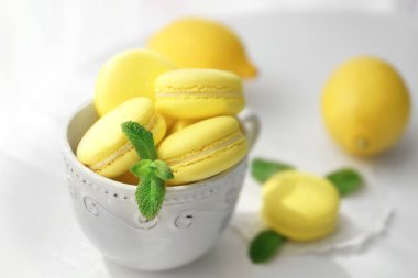 Fincan lezzetli limon macarons masada, closeup ile