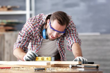 Genç marangoz düzeyi ile çalışma 