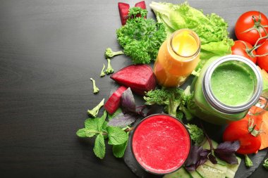 Taze smoothies ve sebze masada