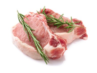 Çiğ biftek üzerine beyaz izole biberiye ile