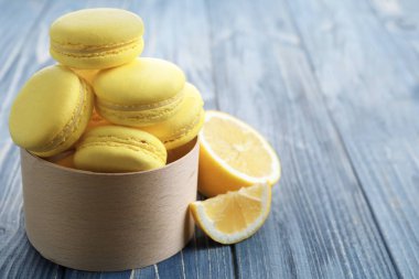 Lezzetli limon macarons ahşap tablo, closeup ile kutu