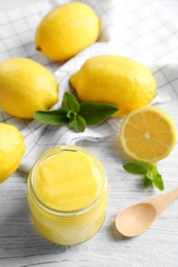Beyaz ahşap masa üzerinde lezzetli limon lor ile Cam Kavanoz