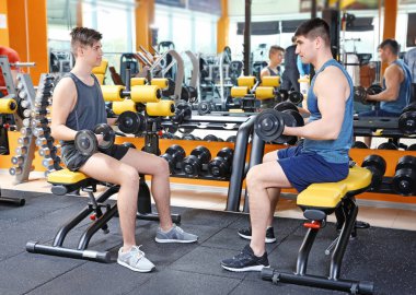 Baba ve oğul dumbbells ile eğitim 