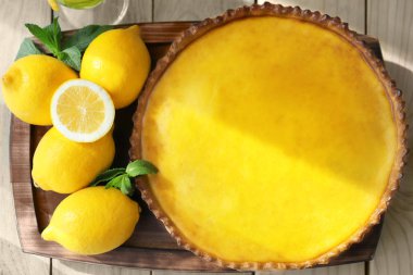 Lezzetli limon lor pasta üzerinde ahşap masa, closeup ile kompozisyon