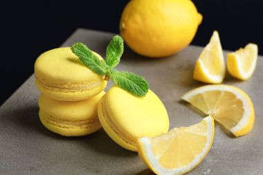 Lezzetli limon macarons koyu arka plan, closeup karşı masada