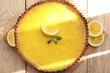 Ahşap masa üzerinde lezzetli limon lor pasta ile kompozisyon