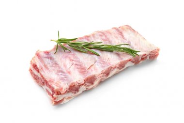 Beyaz izole rosemary ile ham kaburga