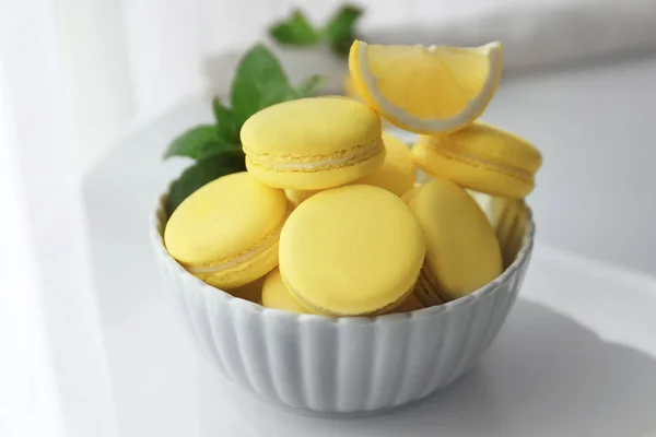 Lezzetli limon macarons masada, closeup ile kase — Stok fotoğraf