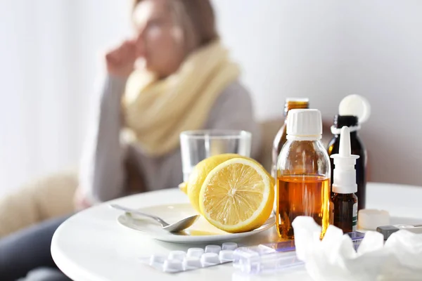 Лекарства Лимоны Размытой Больной Женщиной Заднем Плане — стоковое фото