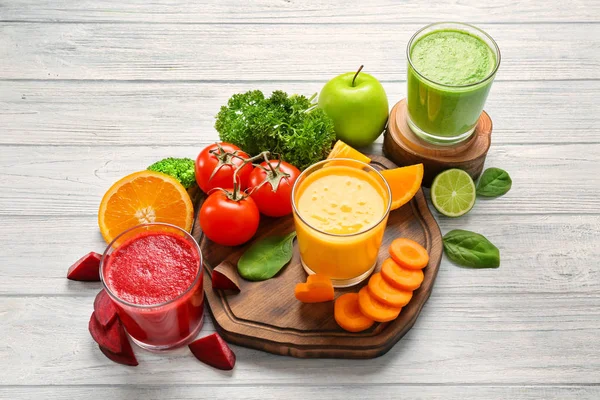 Smoothies frais, légumes et fruits sur la table — Photo