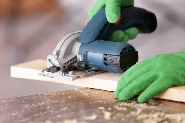 Carpenter working with electric saw, closeup — Stock Photo, Image