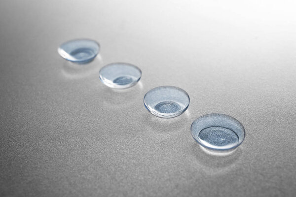 Контактные линзы на сером фоне
