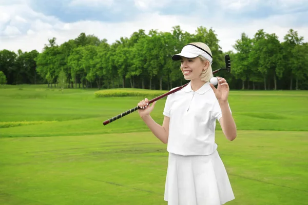 Mooie jonge vrouw op golfbaan in zomerdag — Stockfoto