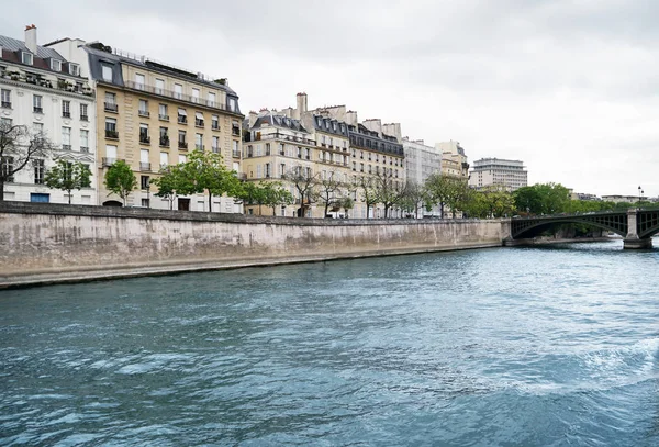 Hermosa vista de los edificios antiguos y el río en la ciudad — Foto de Stock