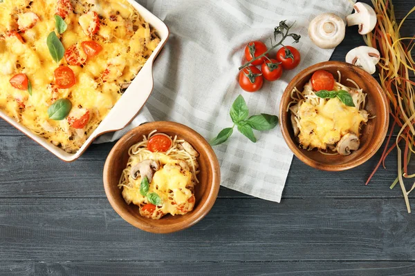 Sammansättning med läckra rostade Turkiet tetrazzini på träbord — Stockfoto