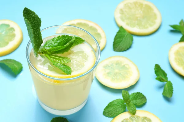 Copo de limonada deliciosa no fundo da cor — Fotografia de Stock